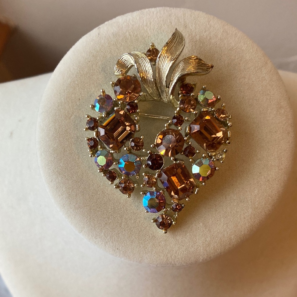 Vintage brooch by Lisner